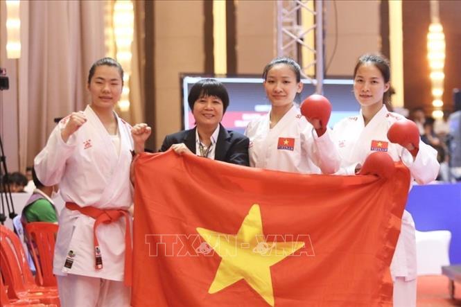 Niềm vui của các nữ VĐV và Ban huấn luyện đội tuyển Karate Việt Nam khi giành HCV nội dung Kumite đồng đội nữ. Ảnh: TTXVN