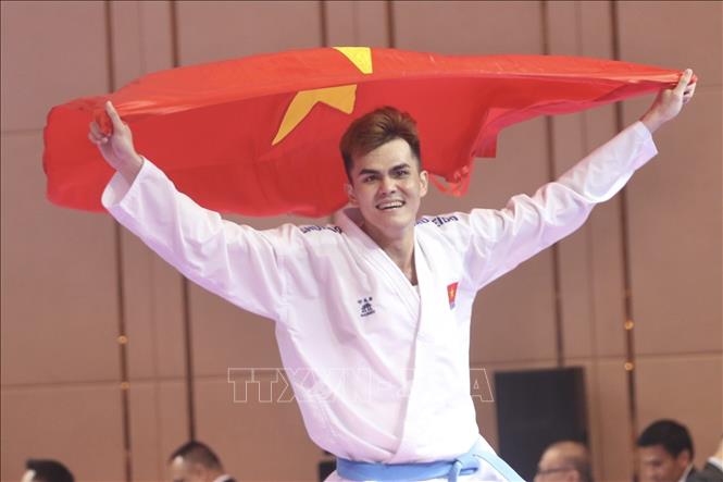 Niềm vui của VĐV Đỗ Thanh Nhân khi giành HCV nội dung Kumite đồng đội nam. Ảnh: TTXVN