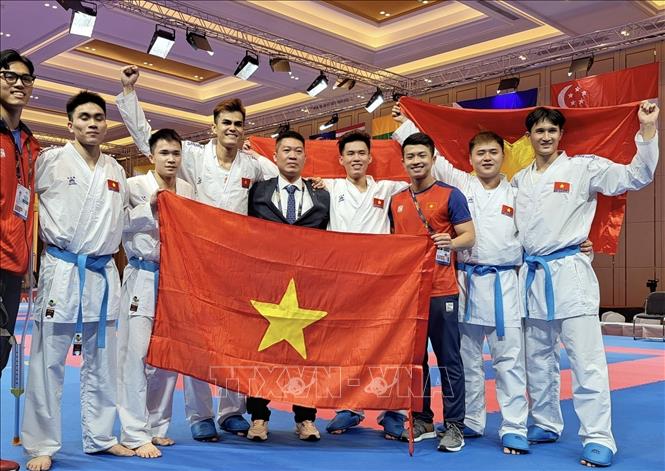 Niềm vui của các VĐV Việt Nam khi giành HCV nội dung Kumite đồng đội nam. Ảnh: TTXVN