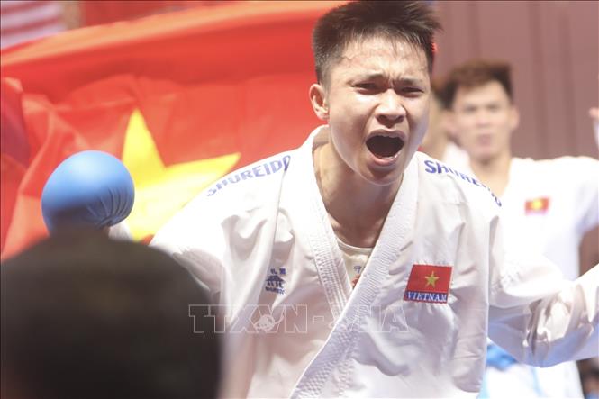 Niềm vui của VĐV Việt Nam khi giành HCV nội dung Kumite đồng đội nam. Ảnh: TTXVN