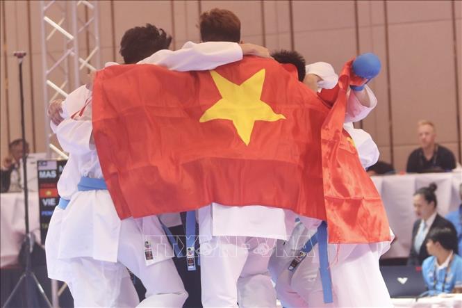 Niềm vui của các VĐV Việt Nam khi giành HCV nội dung Kumite đồng đội nam. Ảnh: TTXVN