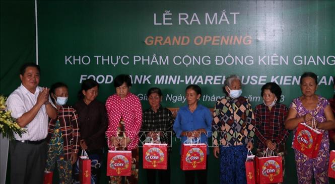 Trong ảnh: Food Bank Việt Nam tặng quà cho người nghèo trên địa bàn huyện Châu Thành (Kiên Giang). Ảnh: Lê Sen - TTXVN