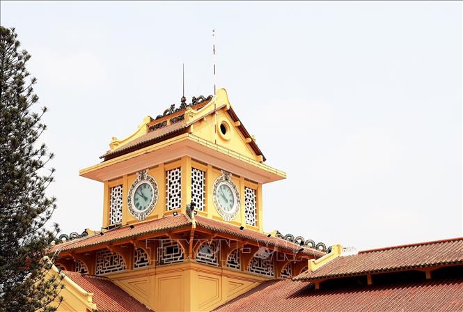 Trong ảnh: Tháp lầu cao ở cổng chợ, bốn phía có đồng hồ lớn, là kiến trúc đặc trưng của chợ Bình Tây.
Ảnh: Hồng Đạt - TTXVN
