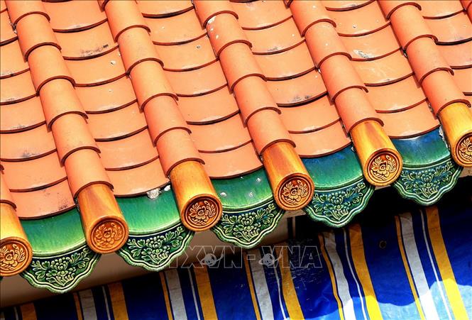 Trong ảnh: Toàn bộ mái chợ Bình Tây được lợp bằng ngói âm dương theo kiểu chồng lớp để tạo sự thông thoáng. Ảnh: Hồng Đạt - TTXVN
