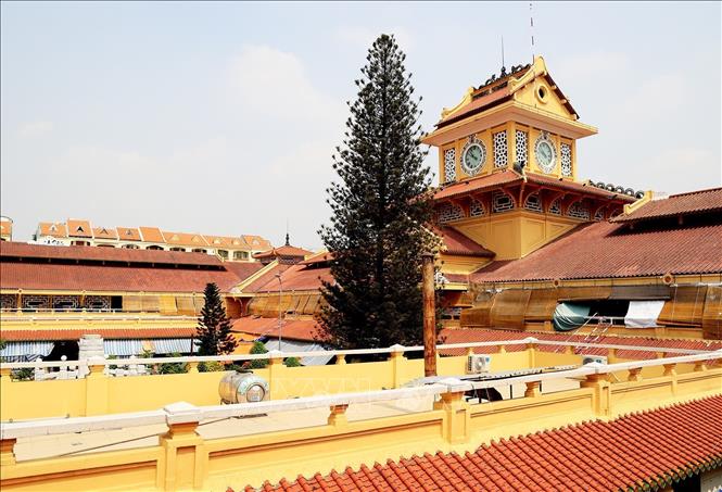 Trong ảnh: Chợ Bình Tây được xây dựng mang phong cách kiến trúc Á Đông, gần giống kiểu cách của một ngôi chùa. Ảnh: Hồng Đạt - TTXVN

