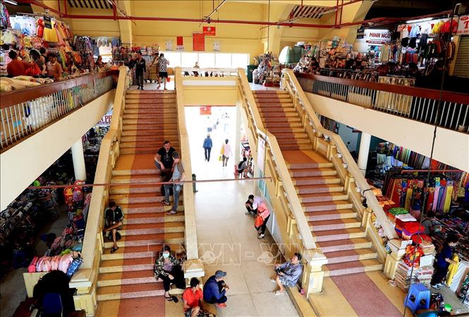 Trong ảnh: Hai cầu thang lên tầng hai là một thiết kế tạo không gian thông thoáng trong lồng chợ Bình Tây. Ảnh: Hồng Đạt - TTXVN
