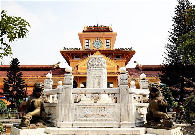 Trong ảnh: Đài thờ ông Quách Đàm, người sáng lập và cũng được coi là vị thần tài của chợ, nằm ở chính giữa sân trời chợ Bình Tây. Ảnh: Hồng Đạt - TTXVN
