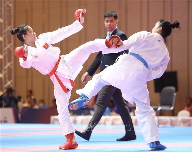 A Vietnamese artist (red bell) competes with a Philippines rival in the final kumite match. VNA Photo