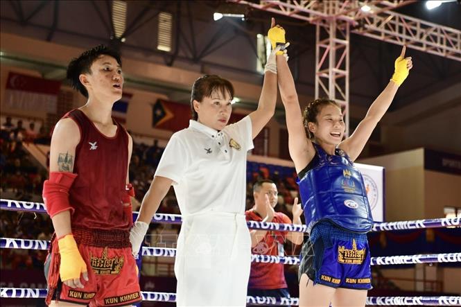 VĐV Triệu Thị Phương Thủy thắng đối thủ Mar Yie Nar Myanmar ở bán kết 51kg nữ môn Kun Khmer. Ảnh: TTXVN