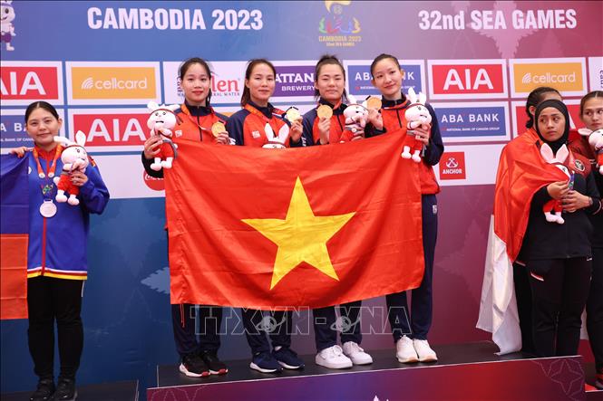 4 nữ VĐV Trương Thị Thương, Đinh Thị Hương, Nguyễn Thị Ngoan, Hoàng Thị Mỹ Tâm nhận HCV nội dung Kumite đồng đội nữ. Ảnh: Hoàng Linh-TTXVN