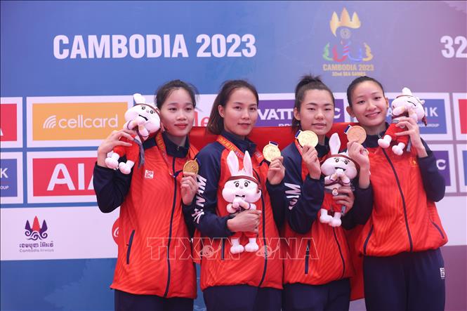 4 nữ VĐV Trương Thị Thương, Đinh Thị Hương, Nguyễn Thị Ngoan, Hoàng Thị Mỹ Tâm nhận HCV nội dung Kumite đồng đội nữ. Ảnh: Hoàng Linh-TTXVN