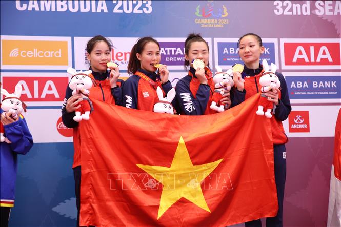 4 nữ VĐV Trương Thị Thương, Đinh Thị Hương, Nguyễn Thị Ngoan, Hoàng Thị Mỹ Tâm nhận HCV nội dung Kumite đồng đội nữ. Ảnh: Hoàng Linh-TTXVN