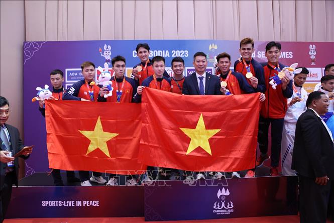 7 VĐV nam, gồm: Chu Văn Đức, Đỗ Thanh Nhân, Đỗ Mạnh Hùng, Võ Văn Hiền, Trần Lê Tấn Đạt, Nguyễn Viết Ngọc Hiệp, Lò Văn Biển nhận HCV nội dung Kumite đồng đội nam. Ảnh: Hoàng Linh-TTXVN
