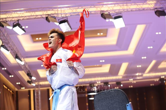 Niềm vui của VĐV Đỗ Thanh Nhân khi giành HCV nội dung Kumite đồng đội nam. Ảnh: Hoàng Linh-TTXVN