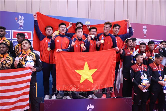 The Vietnamese male team wins the gold in kumite. VNA Photo