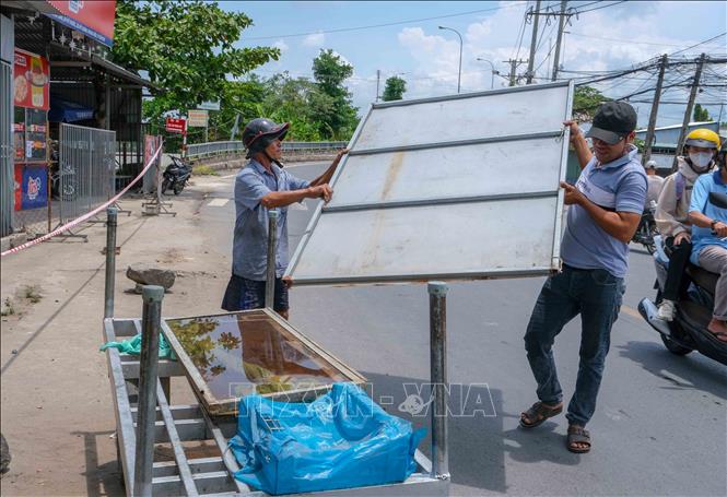 Người dân di dời tài sản, đồ đạc tới nơi an toàn Ảnh: Thanh Liêm - TTXVN