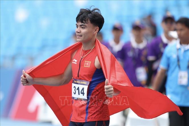 VĐV Ngần Ngọc Nghĩa giành HCB ở nội dung chạy 200m nam. Ảnh: Minh Quyết - TTXVN