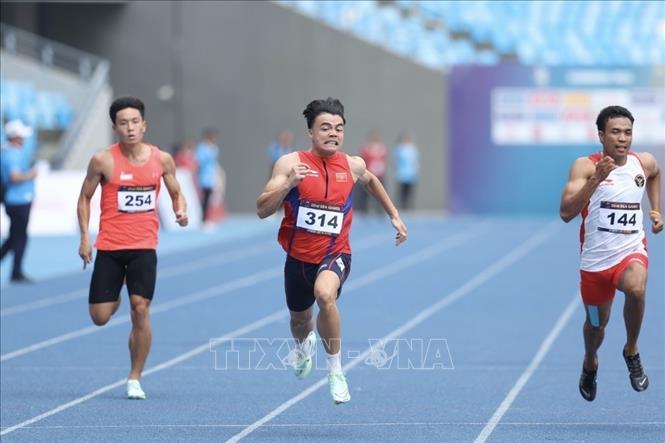 VĐV Ngần Ngọc Nghĩa (314) trên đường chạy 200m nam. Ảnh: Minh Quyết - TTXVN