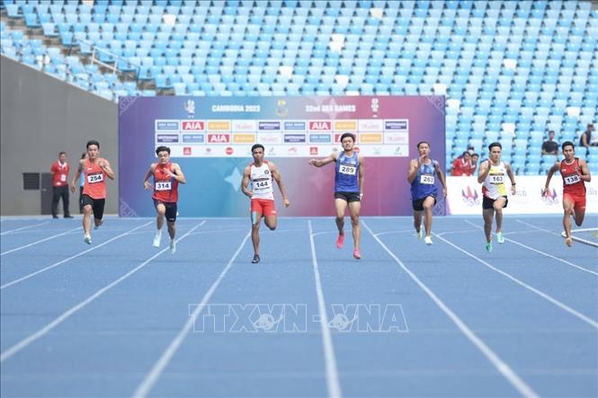VĐV Ngần Ngọc Nghĩa (314) trên đường chạy 200m nam. Ảnh: Minh Quyết - TTXVN