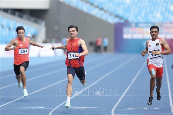 VĐV Ngần Ngọc Nghĩa (314) trên đường chạy 200m nam. Ảnh: Minh Quyết - TTXVN