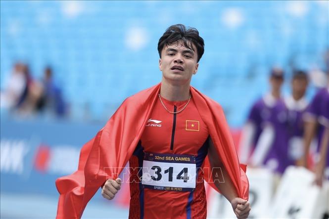 VĐV Ngần Ngọc Nghĩa giành HCB ở nội dung chạy 200m nam. Ảnh: Minh Quyết-TTXVN