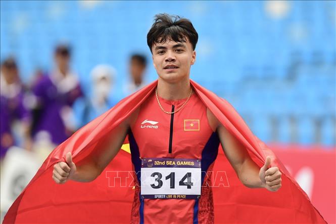 VĐV Ngần Ngọc Nghĩa giành HCB ở nội dung chạy 200m nam. Ảnh: Minh Quyết - TTXVN