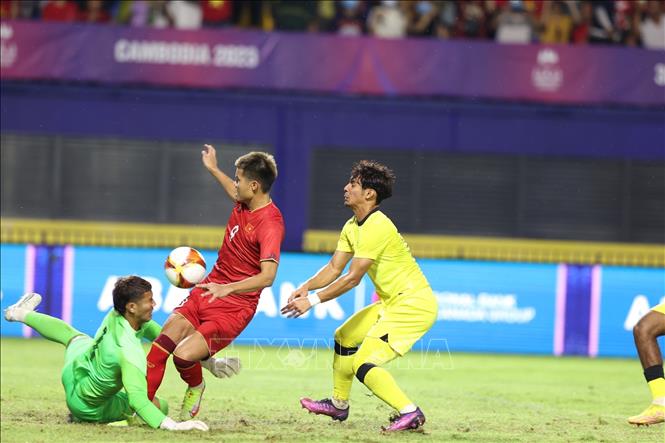 Văn Tùng (9) mở tỷ số cho U22 Việt Nam ở phút thứ 6 từ pha đá bồi sau khi thủ môn của Malaysia đẩy được cú đá đầu tiên trên chấm 11m. Ảnh: Hoàng Linh-TTXVN