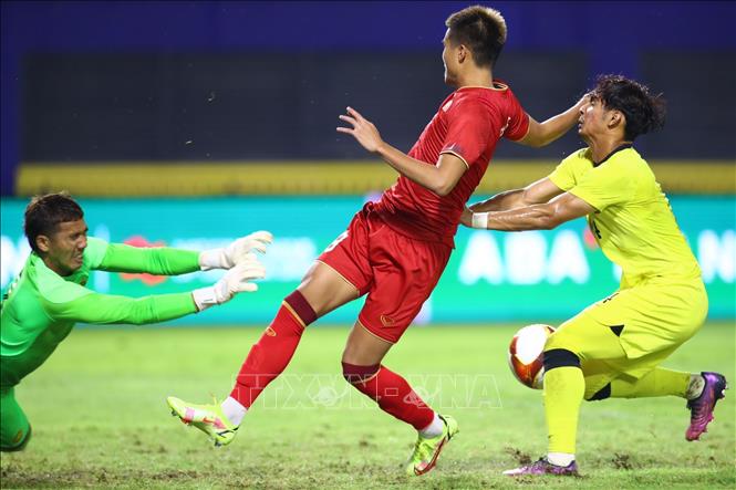 Văn Tùng (9) mở tỷ số cho U22 Việt Nam ở phút thứ 6 từ pha đá bồi sau khi thủ môn của Malaysia đẩy được cú đá đầu tiên trên chấm 11m. Ảnh: Hoàng Linh-TTXVN