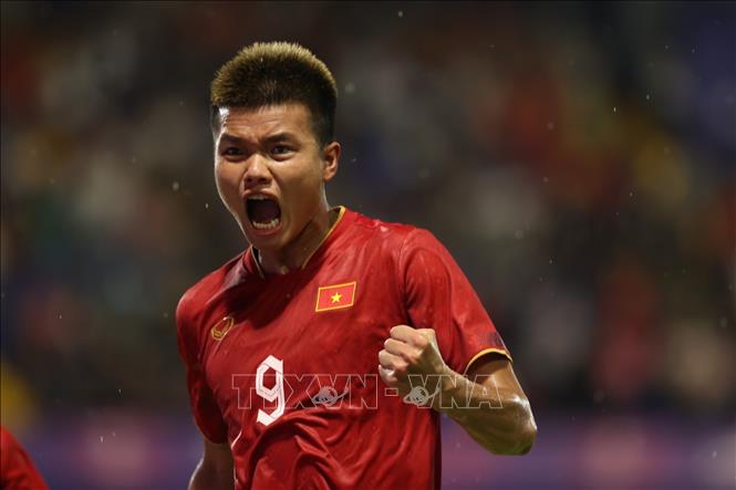 Niềm vui của Văn Tùng (9) sau khi ghi bàn nâng tỷ số lên 2-0 cho U22 Việt Nam. Ảnh: Hoàng Linh-TTXVN