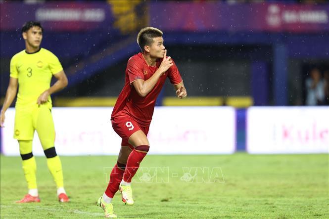 Niềm vui của Văn Tùng (9) sau khi ghi bàn nâng tỷ số lên 2-0 cho U22 Việt Nam. Ảnh: Hoàng Linh-TTXVN