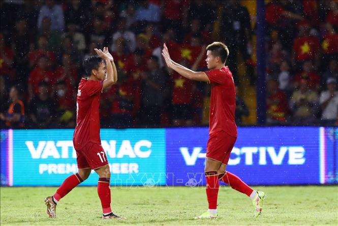 Văn Tùng (phải) ăn mừng cùng đồng đội sau bàn nâng tỷ số lên 2-0. Ảnh: Hoàng Linh-TTXVN