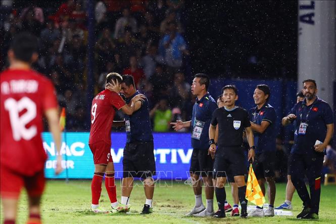 Văn Tùng ăn mừng cùng Ban huấn luyện sau bàn nâng tỷ số lên 2-0. Ảnh: Hoàng Linh-TTXVN