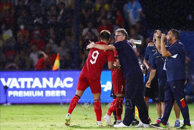 Văn Tùng ăn mừng cùng HLV Philippe Troussier và Ban huấn luyện sau bàn nâng tỷ số lên 2-0. Ảnh: Hoàng Linh-TTXVN