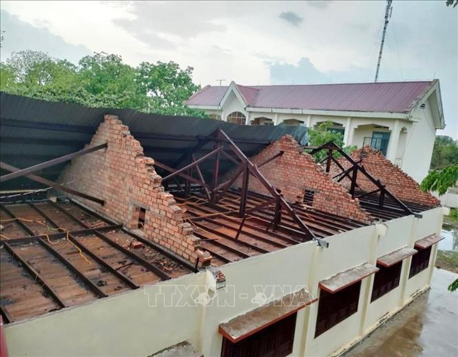 Trong ảnh: Trường học ở xã Ia Jlơi, huyện Ea Súp bị tốc mái. Ảnh: TTXVN Phát