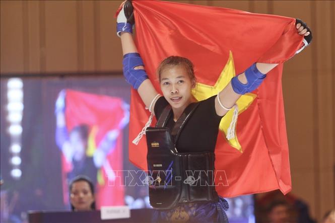 Nữ VĐV Trần Võ Song Thương giành HCV Kun Bokator nội dung đối kháng hạng 60kg. Ảnh: TTXVN