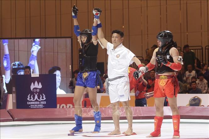Nữ VĐV Trần Võ Song Thương (quần xanh) đánh bại đối thủ Philippines trong trận chung kết nội dung đối kháng hạng 60kg nữ, giành HCV. Ảnh: TTXVN