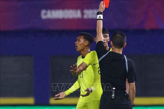 Safwan (21) là cầu thủ đầu tiên của U22 Malaysia bị truất quyền thi đấu ở phút 79 do nhận thẻ vàng thứ 2 sau pha đánh nguội Thanh Nhàn (11). Ảnh: Hoàng Linh-TTXVN