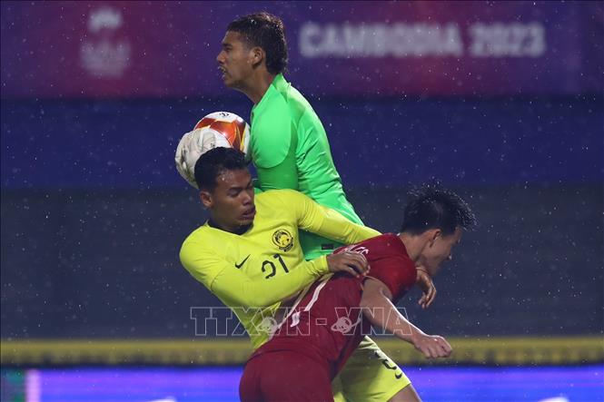 Safwan (21) là cầu thủ đầu tiên của U22 Malaysia bị truất quyền thi đấu ở phút 79 do nhận thẻ vàng thứ 2 sau pha đánh nguội Thanh Nhàn (11). Ảnh: Hoàng Linh-TTXVN