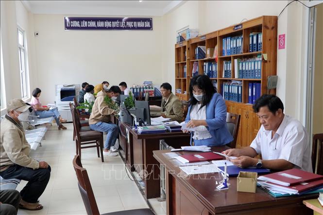 Trong ảnh: UBND xã Xuân Thọ thực hiện giải quyết thủ tục hành chính theo mô hình chuyển đổi số. Ảnh: Chu Quốc Hùng - TTXVN