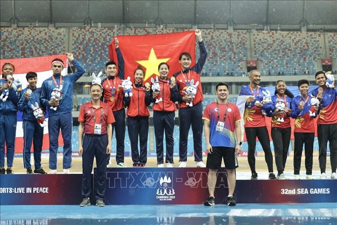 Vietnamese track-and-field athletes bag a gold in 4x400m mixed relay event. VNA Photo