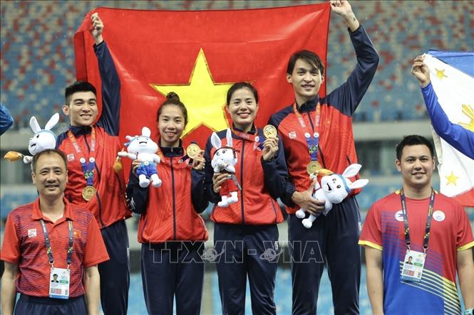 Vietnamese track-and-field athletes bag a gold in 4x400m mixed relay event. VNA Photo