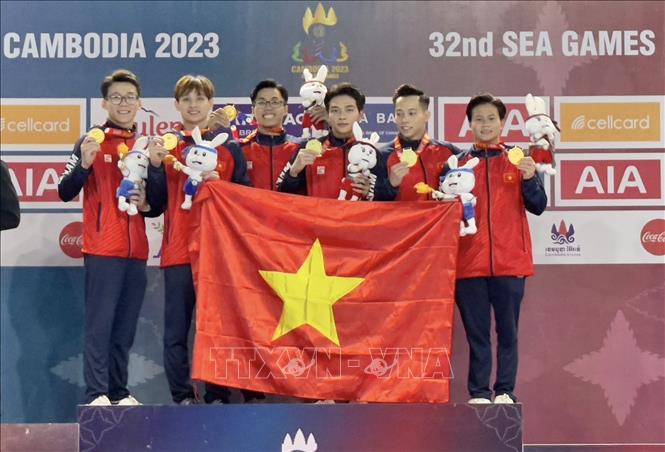 The Vietnamese gymnasts wins a gold in the men's team all-around event with 313 points on May 8, the first day of their competition at the SEA Games 32. VNA Photo: Minh Quyết