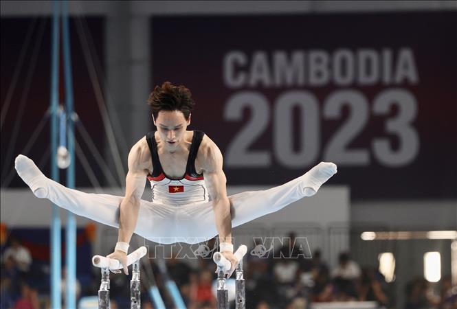 Dinh Phuong Thanh and his teammates win a gold in the men's team all-around event with 313 points on May 8, the first day of their competition at the SEA Games 32. VNA Photo: Minh Quyết