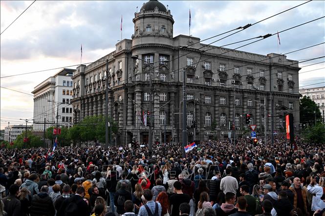 Người dân tham gia tuần hành phản đối bạo lực tại Belgrade, Serbia, ngày 8/5/2023. Ảnh: AFP/ TTXVN
