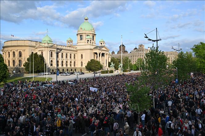 Người dân tham gia tuần hành phản đối bạo lực tại Belgrade, Serbia, ngày 8/5/2023. Ảnh: AFP/ TTXVN