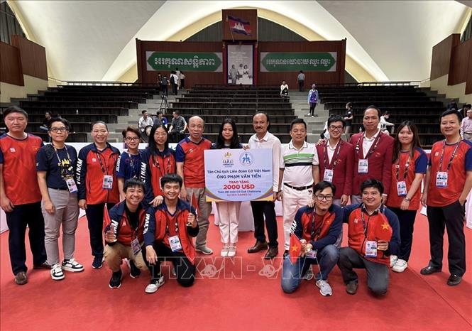 Niềm vui của các VĐV và Ban huấn luyện đội tuyển Cờ ốc Việt Nam khi VĐV Hồng Nhung giành HCV. Ảnh: TTXVN phát
