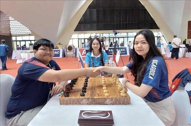Đoàn Thị Hồng Nhung (phải) thi đấu với Shania Mae Garcia Mendoza (Philippines) và thắng trong trận lượt về ở chung kết để giành HCV. Ảnh: TTXVN phát