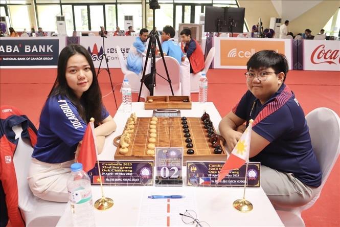 Đoàn Thị Hồng Nhung (trái) thi đấu với Shania Mae Garcia Mendoza (Philippines) và thắng trong trận lượt về ở chung kết để giành HCV. Ảnh: TTXVN phát