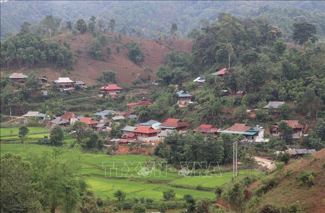 Bản Co Muông (xã Pá Khoang, thành phố Điện Biên Phủ, tỉnh Điện Biên) bình yên trong thung lũng. Ảnh: Xuân Tiến – TTXVN  