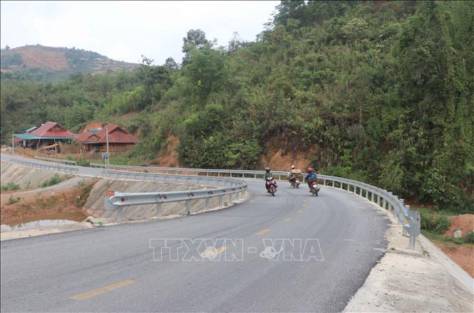 Cung đường du lịch nối thành phố Điện Biên Phủ qua Pá Khoang vào Mường Phăng tạo tiền đề cho giao thông, giao thương kinh tế xã Pá Khoang (thành phố Điên Biên Phủ) ngày càng phát triển. Ảnh: Xuân Tiến – TTXVN